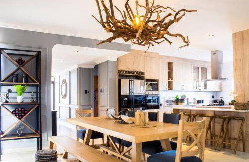 Mookgopong Villa | 269 m² Villa ∙ 4 bedrooms ∙ 8 guests