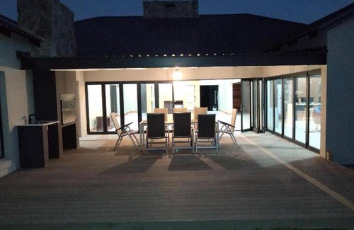 Mookgopong House | 375 m² House ∙ 4 bedrooms ∙ 8 guests