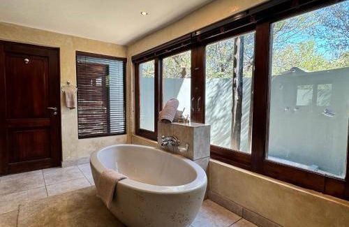 Pilanesberg National Park Cabin | 500 m² Lodge ∙ 4 bedrooms ∙ 12 guests