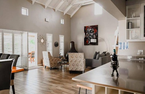 Robertson Apartment | 200 m² Apartment ∙ 3 bedrooms ∙ 8 guests