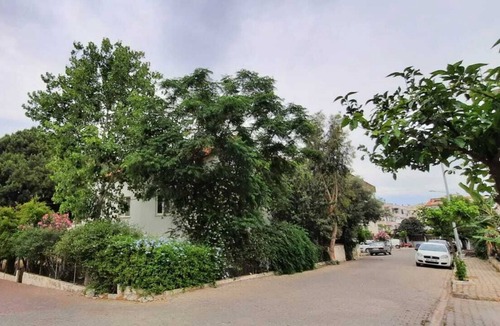 Kusadasi Bed & Breakfast | Çam ağaçları altında, otantik, büyük bahçeli, denize yakın ve yine de merkezi