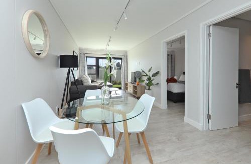 Milnerton Apartment | 002 Burmesiter on Park- 2 minute walk from the beach