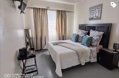 Emfuleni House | 016 Guest House