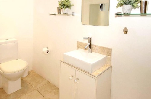 Sea Point Apartment | 1 Bed apartment in beautiful Planet Africa