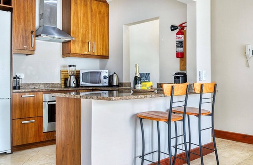 Camps Bay Apartment | 1 Bedroom 1 Bathroom 50sqm Apartment with Mountain Views