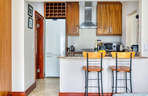 Camps Bay Apartment | 1 Bedroom 1 Bathroom 50sqm Apartment with Mountain Views