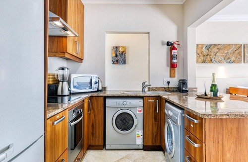 Camps Bay Apartment | 1 Bedroom 1 Bathroom 50sqm Apartment with Mountain Views