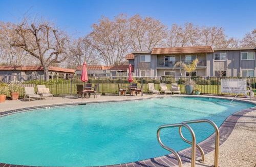 Pleasanton House | 1 Block to Dtwn Pleasanton: Condo w/Pool Access