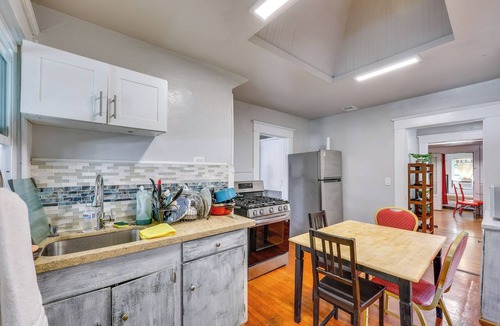 Civic Center Apartment | 1 Mi to Dtwn Stockton! Upstairs Apt w/ Shared Yard