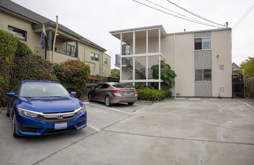 Longfellow Apartment | 1 mile from Kaiser Oakland, Alta Bates, & UCSF Benioff Children's Hospital.