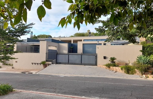 Eikenbosch House | 10-12 Sleeper large family home with pool in Bellville, Cape Town