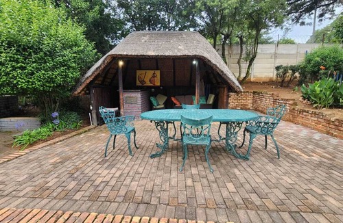 Fontainebleau House | 10-bedroom house in beautiful Randburg with WiFi , DSTV, NETFLIX each 500-600n