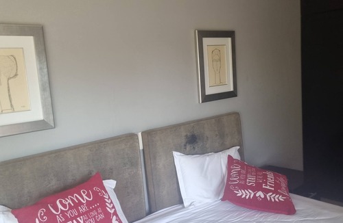 Fontainebleau House | 10-bedroom house in beautiful Randburg with WiFi , DSTV, NETFLIX each 500-600n