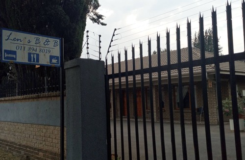 Ekurhuleni Bed & Breakfast | 10 min away from OR Tambo Airport, your second home away from home.