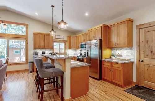 Country Club Estates Cabin | 10 Mins Lake/Heavenly Ski, BBQ, Deck, Modern 3BD!