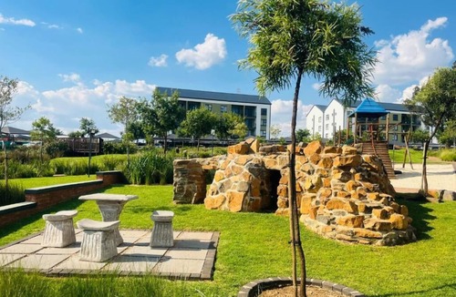 Boksburg House | 10 minutes drive from OR Tambo International Airport, situated at Greenpark!
