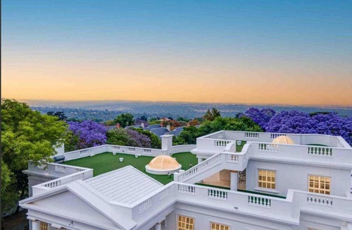 Greater Johannesburg Metropolitan Area House | 1000 m² House ∙ 4 bedrooms ∙ 9 guests