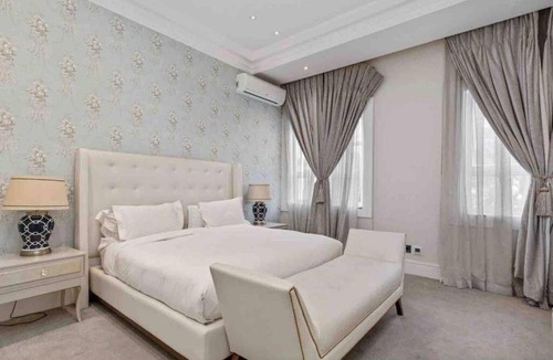 Greater Johannesburg Metropolitan Area House | 1000 m² House ∙ 4 bedrooms ∙ 9 guests