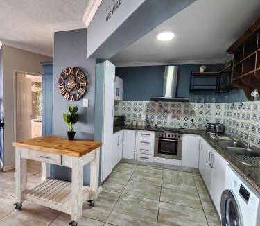 Illovo Beach Apartment | 101 m² Apartment ∙ 3 bedrooms ∙ 6 guests
