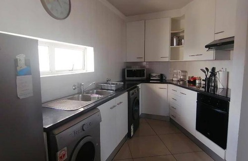 Pollok Beach Apartment | 101 m² Apartment ∙ 2 bedrooms ∙ 5 guests