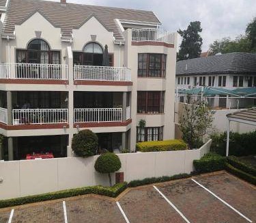 Greater Johannesburg Metropolitan Area Apartment | 102 m² Apartment ∙ 2 bedrooms ∙ 6 guests
