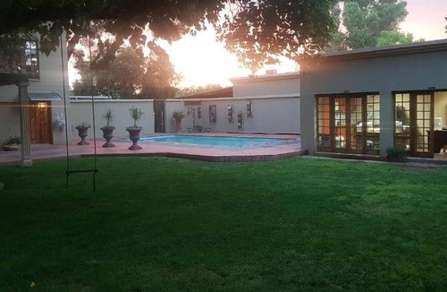 Bloemfontein Bed & Breakfast | 120 m² Bed and breakfast ∙ 2 bedrooms ∙ 5 guests