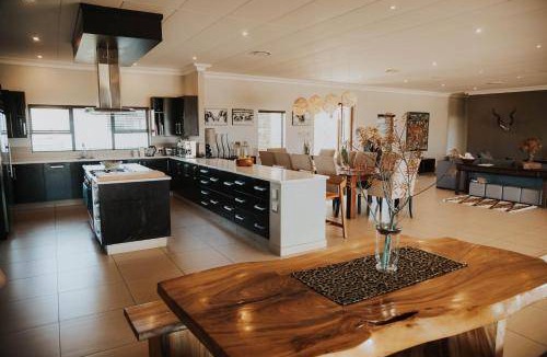 Pongola Cabin | 1200 m² Lodge ∙ 5 bedrooms ∙ 10 guests