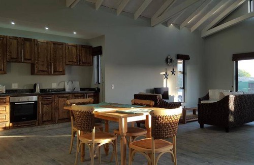 Port Nolloth Ski Chalet | 122 m² Chalet ∙ 2 bedrooms ∙ 4 guests