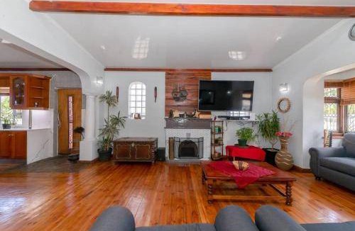 Plumstead Apartment | 124 m² Apartment ∙ 3 bedrooms ∙ 10 guests
