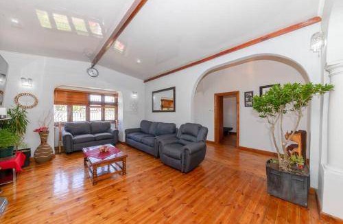 Plumstead Apartment | 124 m² Apartment ∙ 3 bedrooms ∙ 10 guests