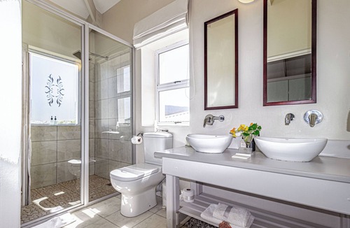Sandbaai House | 138 Marine Beachfront Guesthouse