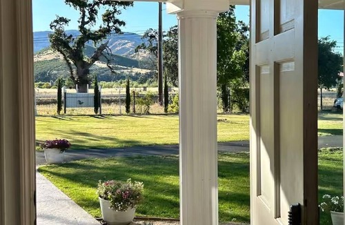 Middletown House | 15-Acre Gated Wine Country Estate and 7BR Mansion, Pool, Spa ,Sleeps 18