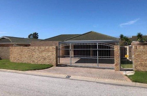 Summerstrand House | 15 m² House ∙ 6 bedrooms ∙ 10 guests