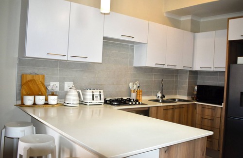 Greater Johannesburg Metropolitan Area Apartment | 15 minutes to all Johannesburg heart travels - OR Tambo Airport, cozy 1 bedroom.