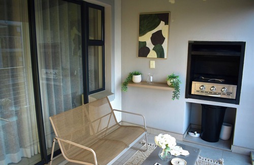 Greater Johannesburg Metropolitan Area Apartment | 15 minutes to all Johannesburg heart travels - OR Tambo Airport, cozy 1 bedroom.