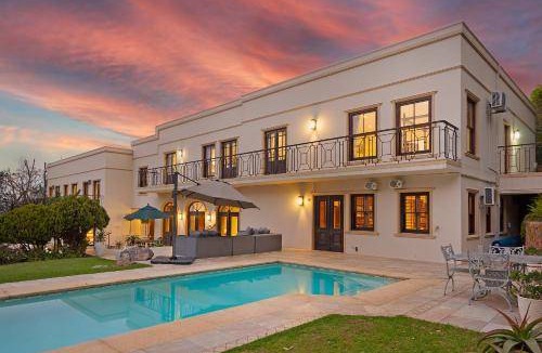 Constantia Villa | 1500 m² Villa ∙ 9 bedrooms ∙ 18 guests