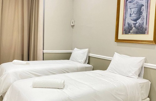Windermere House | 16 sleeper house, 5 minutes to Moses Mabhida Stadium North Beach & Florida Road