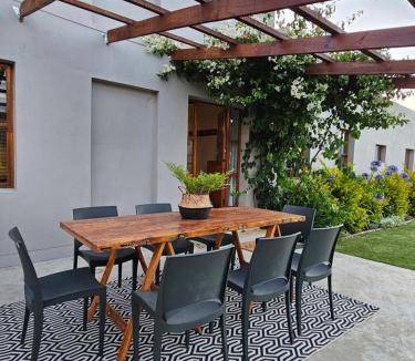 Swellendam House | 160 m² House ∙ 3 bedrooms ∙ 8 guests