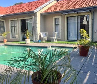 Rooihuiskraal House | 17 Byvanger Luxury Home Deluxe Queen Suite Room 2