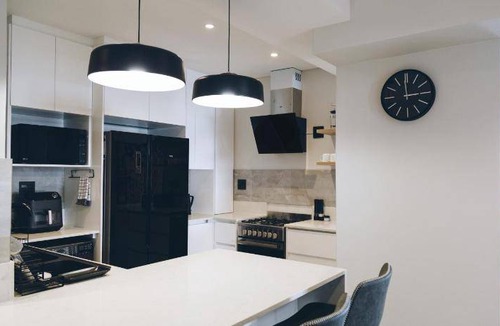 Three Anchor Bay Apartment | 177 m² Apartment ∙ 3 bedrooms ∙ 6 guests