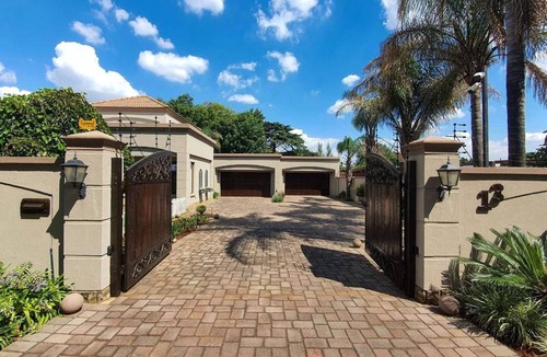Boksburg House | 1844 m² House ∙ 4 bedrooms ∙ 10 guests