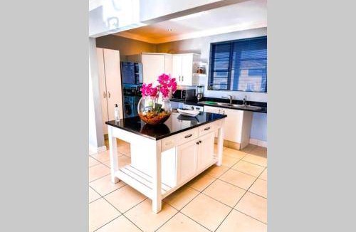 Pollok Beach Apartment | 186 m² Apartment ∙ 2 bedrooms ∙ 6 guests