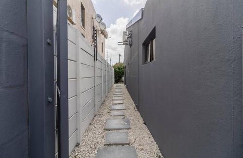 Bloubergstrand Apartment | 1Bed Flat, Braai, AC, Walking Distance from Blouberg Beachfront