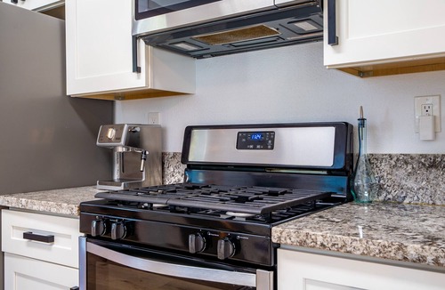 North Oak Park Apartment | 1BR Near UC Med - Peloton - Craftsman