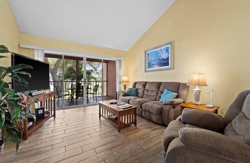 Plantation Condo | 2/2 Vaulted Ceiling 10 Min to beach on golf course