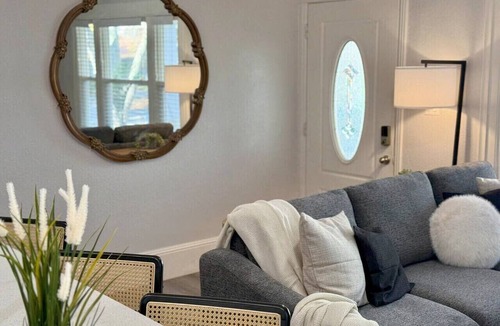 Downtown Sacramento Apartment | 2 BD/2 BA in Historic Downtown Sacramento -Beautiful Backyard, Centrally Located