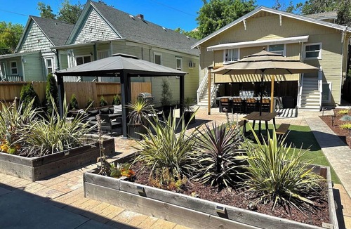 Downtown Sacramento Apartment | 2 BD/2 BA in Historic Downtown Sacramento -Beautiful Backyard, Centrally Located