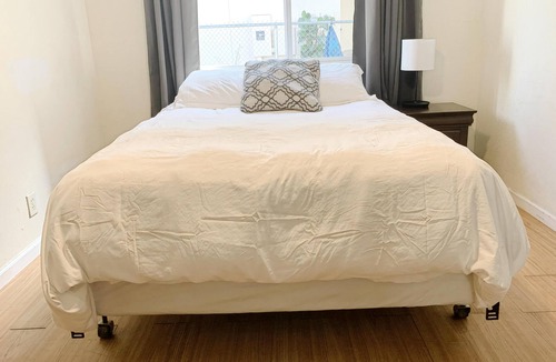 North Oak Park Apartment | 2 Bdrm Ground Floor Apt with Big Privacy - Perfect for a Traveling Pair