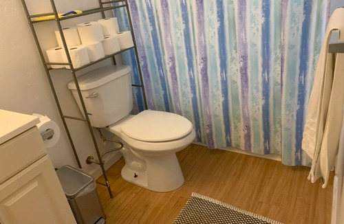 North Oak Park Apartment | 2 Bdrm Ground Floor Apt with Big Privacy - Perfect for a Traveling Pair