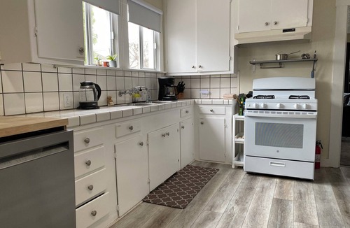 Alameda House | 2 bedroom 2 bath house in Alameda with free parking
